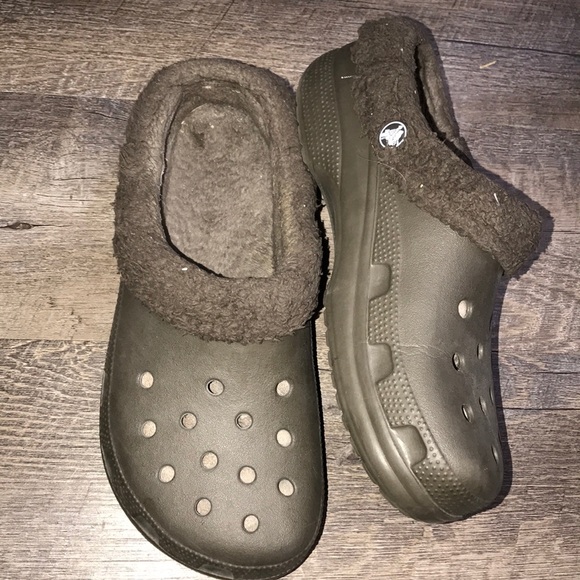 brown fur crocs
